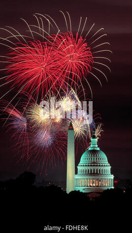 Washington DC, USA, 4. Juli 1993 Feuerwerk leuchten am Himmel über dem US Capitol und dem Washington Monument. Diese Bilder wurden auf dem Dach des Fußballstadions Kennedy entnommen, die knapp über 1 Meile direkt östlich Kapitol-Gebäudes ist. Die Bilder sind Langzeitbelichtungen auf Diafilm und nicht mehrere Bilder über Photoshop zusammengesetzt. Jedes Bild ist ein Frame des Films mit Belichtungszeiten von bis zu 2 Minuten. Bildnachweis: Mark Reinstein Stockfoto