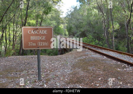 Melden Sie sich vor der Cascade-Brücke der Pemberton Straßenbahn durch Gloucester National Park, Australien Stockfoto