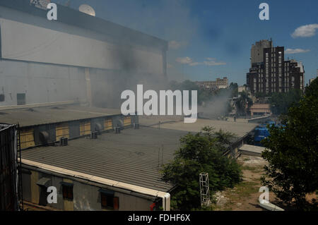 Buenos Aires, Argentinien. 31. Januar 2016. Rauch steigt von der Website des Feuers in Buenos Aires, Argentinien am 31. Januar 2016. Laut Lokalpresse ein Feuer schlug Sonntag Studien Argentiniens Canal 13 Fernsehen und Kabel Todo Noticias mit anderen Medien Clarin-Gruppe, wodurch die Evakuierung des Gebäudes zu signalisieren. Bildnachweis: Alejandro Moritz/TELAM/Xinhua/Alamy Live-Nachrichten Stockfoto