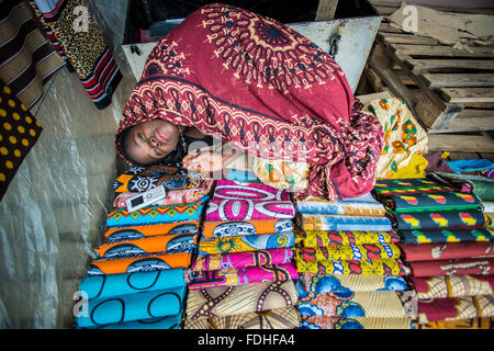 Junge afrikanische Frau verkaufen gemustertem Stoff in Manzini Großhandel produzieren und Handwerksmarkt in Swasiland, Afrika Stockfoto