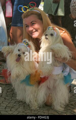 Rio De Janeiro, Brasilien, 31. Januar 2016. Teilnehmer des "Blocao", ein Hund Karneval Street Party in Copacabana. Bildnachweis: Maria Adelaide Silva/Alamy Live-Nachrichten Stockfoto