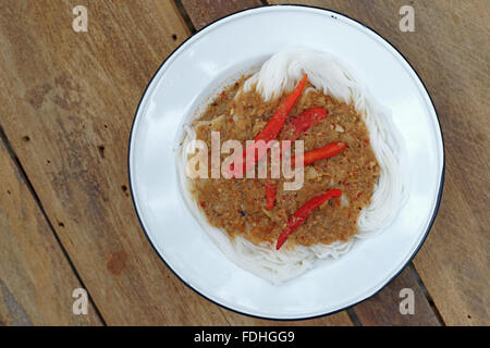 Thai Nudeln oder Reisnudeln in Fisch-curry-sauce Stockfoto