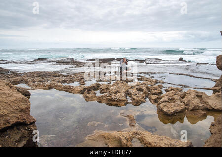 Mann fotografiert die Landschaft in Saint Lucia, Kwazulu-Natal, Südafrika - iSimangaliso Wetland Park Stockfoto