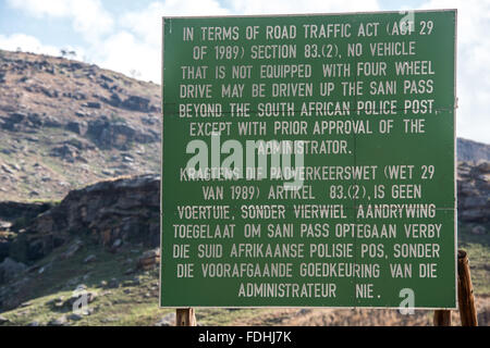 Warnschild an der Grenze in Sani Pass, zwischen Südafrika und Lesotho. Stockfoto