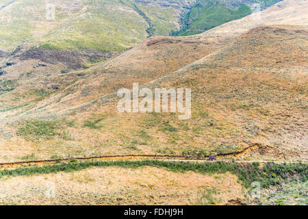 Wagens auf einer unbefestigten Straße in Sani Pass, zwischen Südafrika und Lesotho. Stockfoto