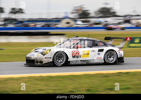 Daytona Beach, Florida, USA. 31. Januar 2016. Auto # 912 ein Porsche 991 GT3 Rennen entlang an der Rolex 24 auf dem Daytona International Speedway, 3. in der Le Mans GT-Klasse für das Jahr 2016 zu platzieren. Bildnachweis: Randy Cockrill/Alamy Live-Nachrichten Stockfoto