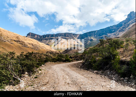 Leere Feldweg schlängelt sich durch Sani Pass, zwischen Südafrika und Lesotho. Stockfoto