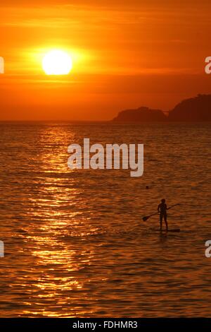 Rio De Janeiro, Brasilien, 31. Januar 2016. Ein SUP Paddler genießt einen wunderschönen Sonnenuntergang am Arpoador Beach. Bildnachweis: Maria Adelaide Silva/Alamy Live-Nachrichten Stockfoto