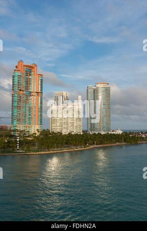 Luxuriöse Wohnhäuser in Miami South Beach in der Nähe von South Pointe Park Stockfoto