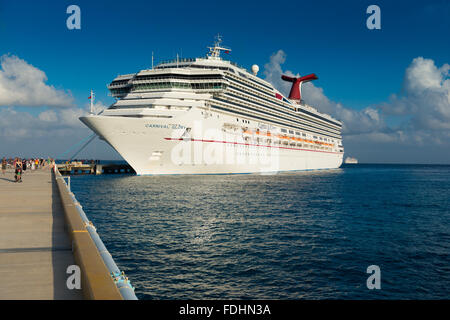 Carnival Glory Kreuzfahrtschiff im Hafen von Cozumel, Mexiko Stockfoto