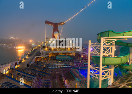 Carnival Glory Cruisen leer Schiffsplattform im Hafen von Miami Stockfoto