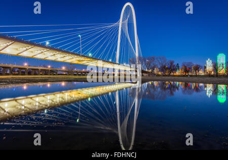 Die Margaret Hunt Hill Bridge ist eine Straßenbrücke in Dallas, Texas, die den Trinity River überspannt Stockfoto