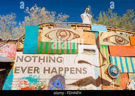 Skulpturale Kunst-Installation gemacht gefundener Objekte, in einer Sammlung namens "East Jesus," in Slab City, Kalifornien Stockfoto