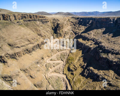 Luftaufnahme der Schotterstraße, die Zerschlagung der Berghang von Lesotho, Afrika Stockfoto