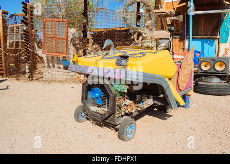 Skulpturale Kunst-Installation gemacht gefundener Objekte, in einer Sammlung namens "East Jesus," in Slab City, Kalifornien Stockfoto