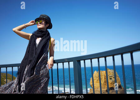 junge chinesische Frau am Meer Stockfoto