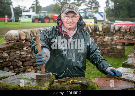 Trockenmauer Mason in Moffat, Schottland, Vereinigtes Königreich Stockfoto