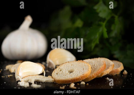 Köstlichen Knoblauch Cracker auf dunklem Hintergrund Stockfoto