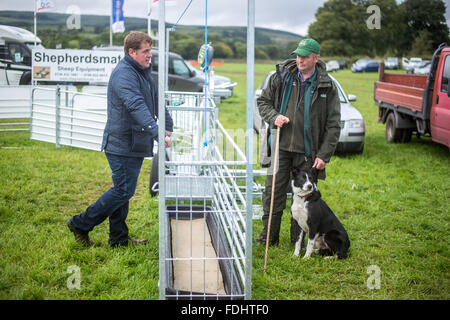 Border Collie und seine Hirten bei den International Sheep Dog Trials in Moffat, Schottland. Stockfoto