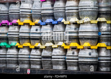 Gestapelte Fässer in der schwarzen Schafe Brauerei in Masham in Yorkshire, England, Vereinigtes Königreich. Stockfoto