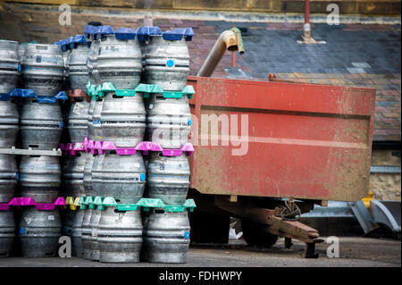 Gestapelte Fässer in der schwarzen Schafe Brauerei in Masham in Yorkshire, England, Vereinigtes Königreich. Stockfoto