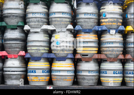 Gestapelte Fässer in der schwarzen Schafe Brauerei in Masham in Yorkshire, England, Vereinigtes Königreich. Stockfoto