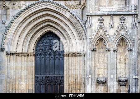 Dekorative Tür am York Minster in Yorkshire, England, UK Stockfoto