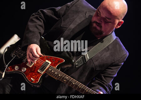 Alain Johannes Gitarre spielen Stockfoto