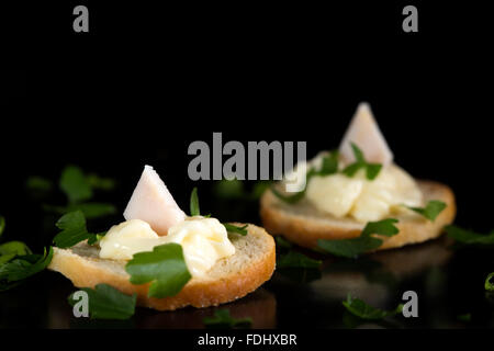 Nahaufnahme von Frischkäse und geräuchertem Huhn Vorspeise auf Cracker Stockfoto