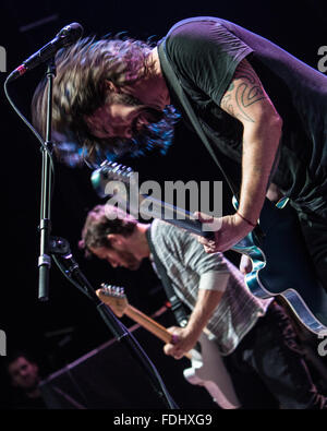 Dave Grohls Haare fliegen Stockfoto