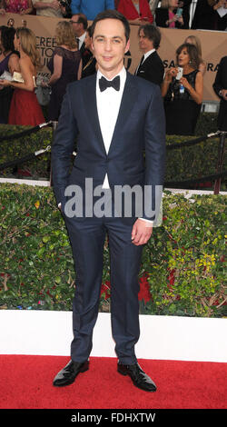 Los Angeles, Kalifornien, USA. 30. Januar 2016. 30. Januar 2016 - Los Angeles-Kalifornien-USA - Schauspieler JIM PARSONS bei der SAG Awards - Ankünfte statt im Shrine Auditorium Los Angeles CA. © Paul Fenton/ZUMA Draht/Alamy Live News Stockfoto