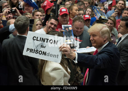 Donald Trump hält ein Schild, herabsetzende Demokrat Hillary Clinton auf einer Kundgebung der Kampagne an einer Mittelschule in Council Bluffs, Iowa. Stockfoto