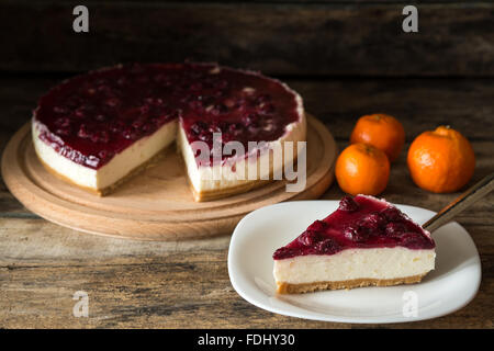 Stück Käsekuchen mit Mandarinen auf Holztisch. Rezept oder Frühstück Menühintergrund Stockfoto