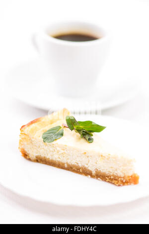 Keil gebackenen Käsekuchen mit Zweig Minze mit Tasse Espresso. Frühstück-Restaurant-Menü-Hintergrund Stockfoto