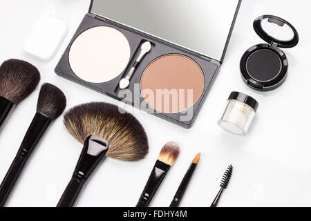 Satz von verschiedenen Make-up-Pinsel mit Lidschatten und Rouge oder Pulver. Draufsicht der Kosmetik Zeug Stockfoto