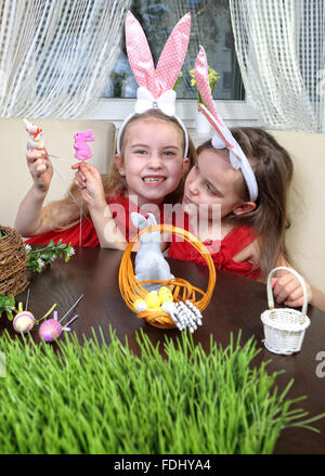 zwei glückliche Mädchen bereiten sich für Ostern Stockfoto