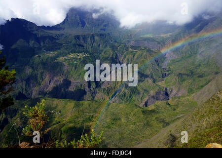 Regenbogen im Cirque de Mafate gesehen von Maido, Insel La Réunion, Frankreich Stockfoto