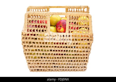 Weidenkorb voller bunter isoliert rote und gelbe Äpfel über weiß Stockfoto