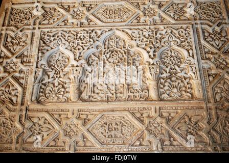 Dekorative Schnitzerei im Wandputz arbeiten in den Nasriden Palast, Palast von Alhambra, Granada, Provinz Granada, Andalusien, Spanien. Stockfoto