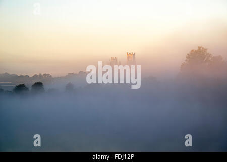 Ely Kathedrale ergibt sich aus der herbstlichen Nebel Stockfoto