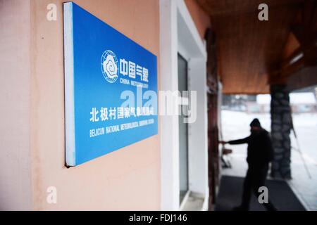 (160201)--BEIJICUN, 1. Februar 2016 (Xinhua)--meteorologischen Beobachter, Guo Dayong betritt das Büro in der Stadt von Beijicun, oder "North Pole Village", im Nordosten Chinas Provinz Heilongjiang, 31. Januar 2016. Beijicun, einer kleinen Stadt in Chinas nördlichste Landkreis von Mohe, ist einer der kältesten Orte des Landes. Die niedrigste Temperatur, die jemals hier war minus 52,3 Grad Celsius. Nur vier Personen arbeiten nun an die Beijicun nationale meteorologische Beobachtungsstation. (Xinhua/Wang Kai) (Angeles) Stockfoto