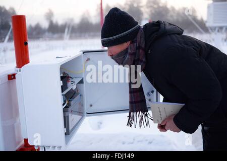 (160201)--BEIJICUN, 1. Februar 2016 (Xinhua)--meteorologischen Beobachter Guo Dayong prüft eine Beobachtung-Anlage in der Stadt von Beijicun, oder "North Pole Village", im Nordosten Chinas Provinz Heilongjiang, 31. Januar 2016. Beijicun, einer kleinen Stadt in Chinas nördlichste Landkreis von Mohe, ist einer der kältesten Orte des Landes. Die niedrigste Temperatur, die jemals hier war minus 52,3 Grad Celsius. Nur vier Personen arbeiten nun an die Beijicun nationale meteorologische Beobachtungsstation. (Xinhua/Wang Kai) (Angeles) Stockfoto