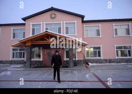 (160201)--BEIJICUN, 1. Februar 2016 (Xinhua)--meteorologischen Beobachter Guo Dayong verlässt das Bürogebäude zu Einrichtungen in der Stadt von Beijicun, oder "North Pole Village", im Nordosten Chinas Provinz Heilongjiang, 31. Januar 2016 überprüfen. Beijicun, einer kleinen Stadt in Chinas nördlichste Landkreis von Mohe, ist einer der kältesten Orte des Landes. Die niedrigste Temperatur, die jemals hier war minus 52,3 Grad Celsius. Nur vier Personen arbeiten nun an die Beijicun nationale meteorologische Beobachtungsstation. (Xinhua/Wang Kai) (Angeles) Stockfoto