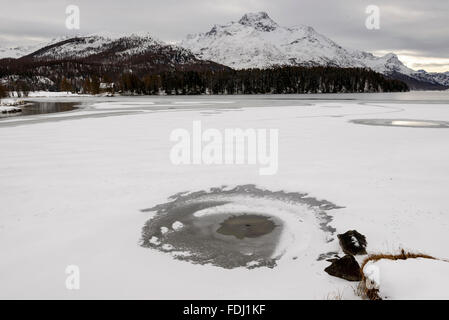 rundes Loch im Eis auf See in Sils Maria, Schweiz Stockfoto