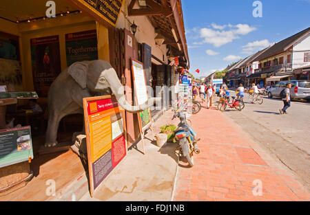 Ein Elefanten-Statue in einem Reise-Shop, Luang Prabang, Laos Stockfoto