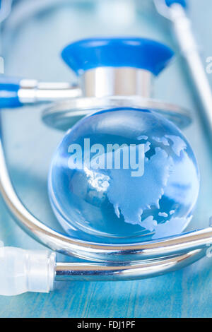 Stetoscope und Glas globe Stockfoto