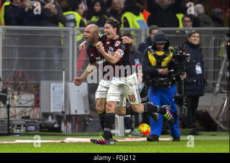 (L-R) Alex, Riccardo Montolivo (Mailand), 31. Januar 2016 - Fußball / Fußball: Alex von AC Mailand feiert nach ihrem 1. Tor Keisuke Honda während des italienischen "Serie A"-Spiels zwischen dem AC Mailand 3-0 Inter Mailand im Stadio Giuseppe Meazza in Mailand, Italien, (Foto von Maurizio Borsari/AFLO) Stockfoto