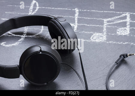 Musiknoten mit Kopfhörer Stockfoto