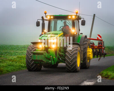 John Deere 8310R Ackerschlepper und Heliplow Bodenfräse - Frankreich. Stockfoto