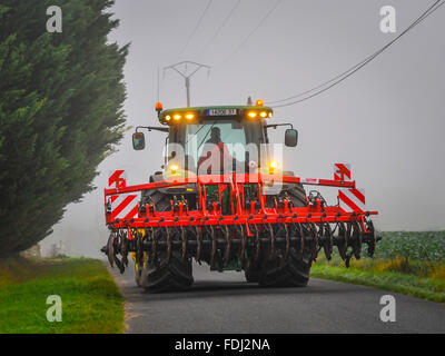 John Deere 8310R Ackerschlepper und Heliplow Bodenfräse - Frankreich. Stockfoto